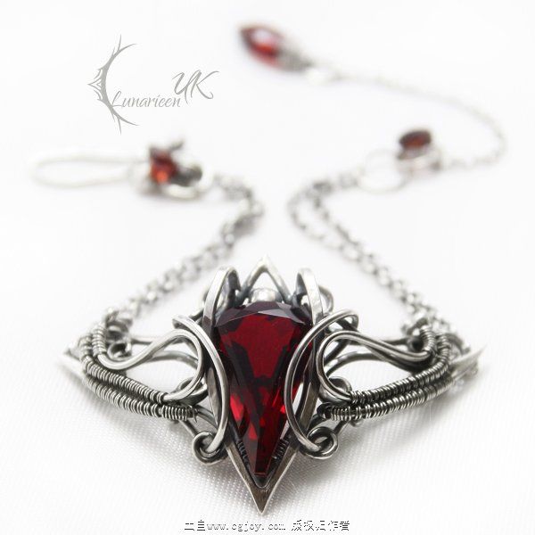 nantiriael___silver___red_quartz_and_garnet_by_lunarieen-d6x2k0d.jpg